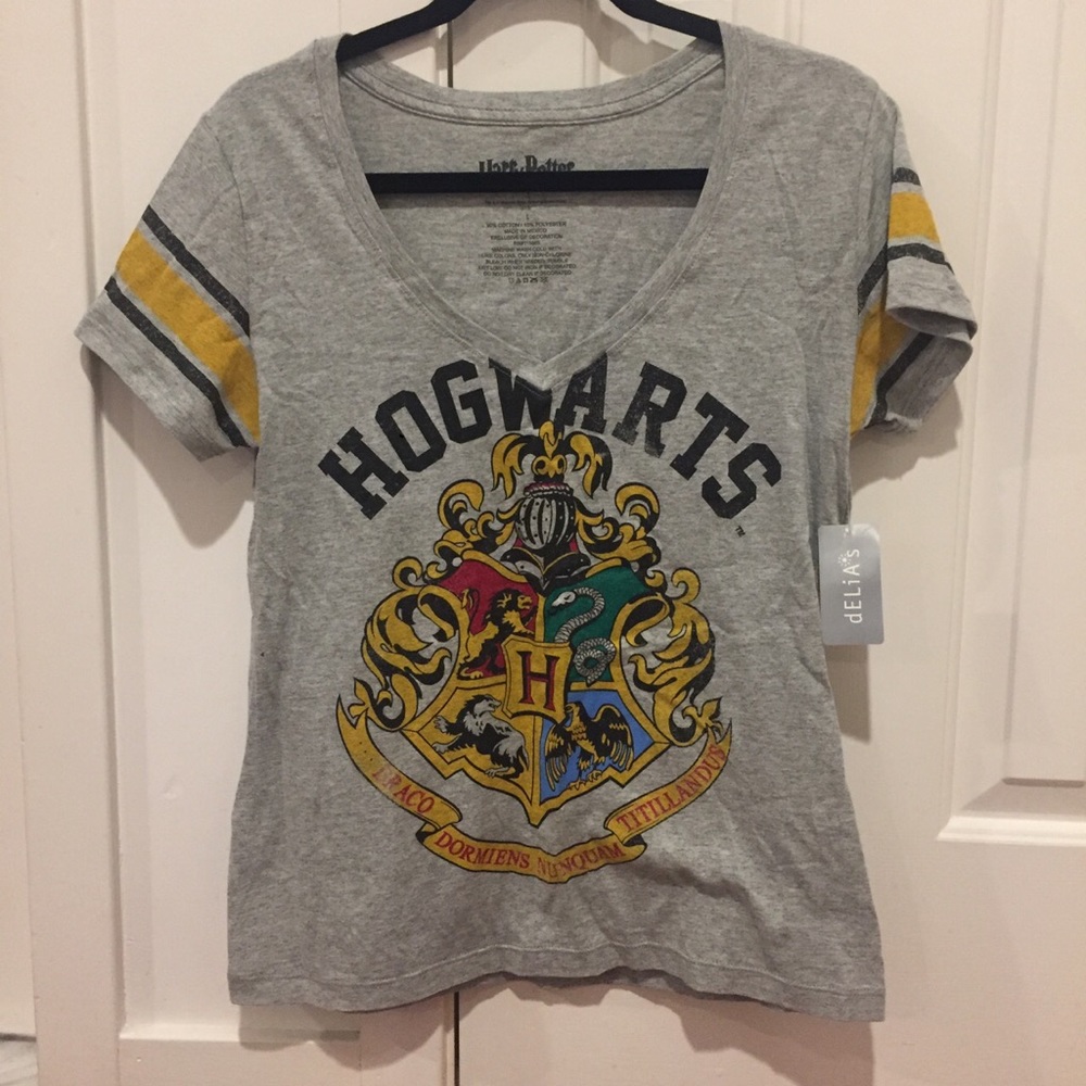 Delia's Hogwarts logo v neck t shirt